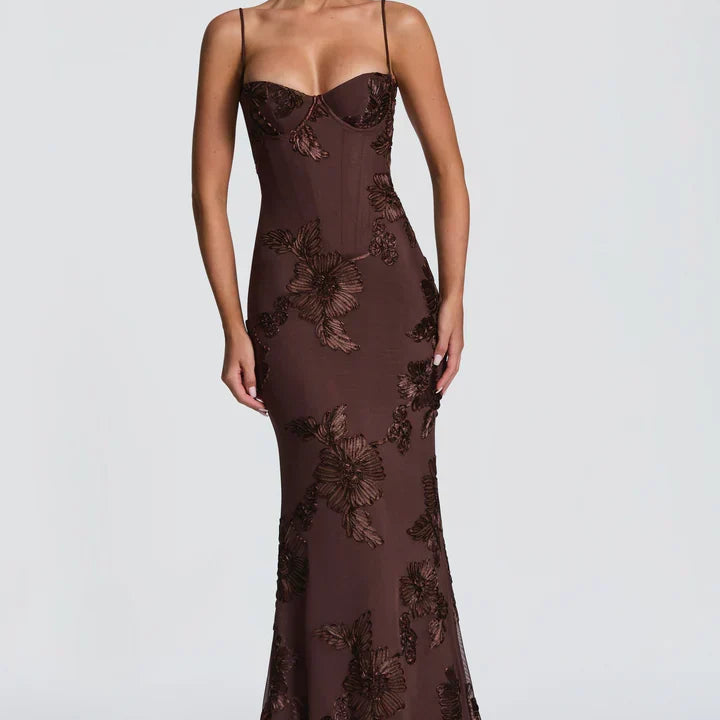 Carlena | Elegancka sukienka maxi z kwiatowym haftem 3D